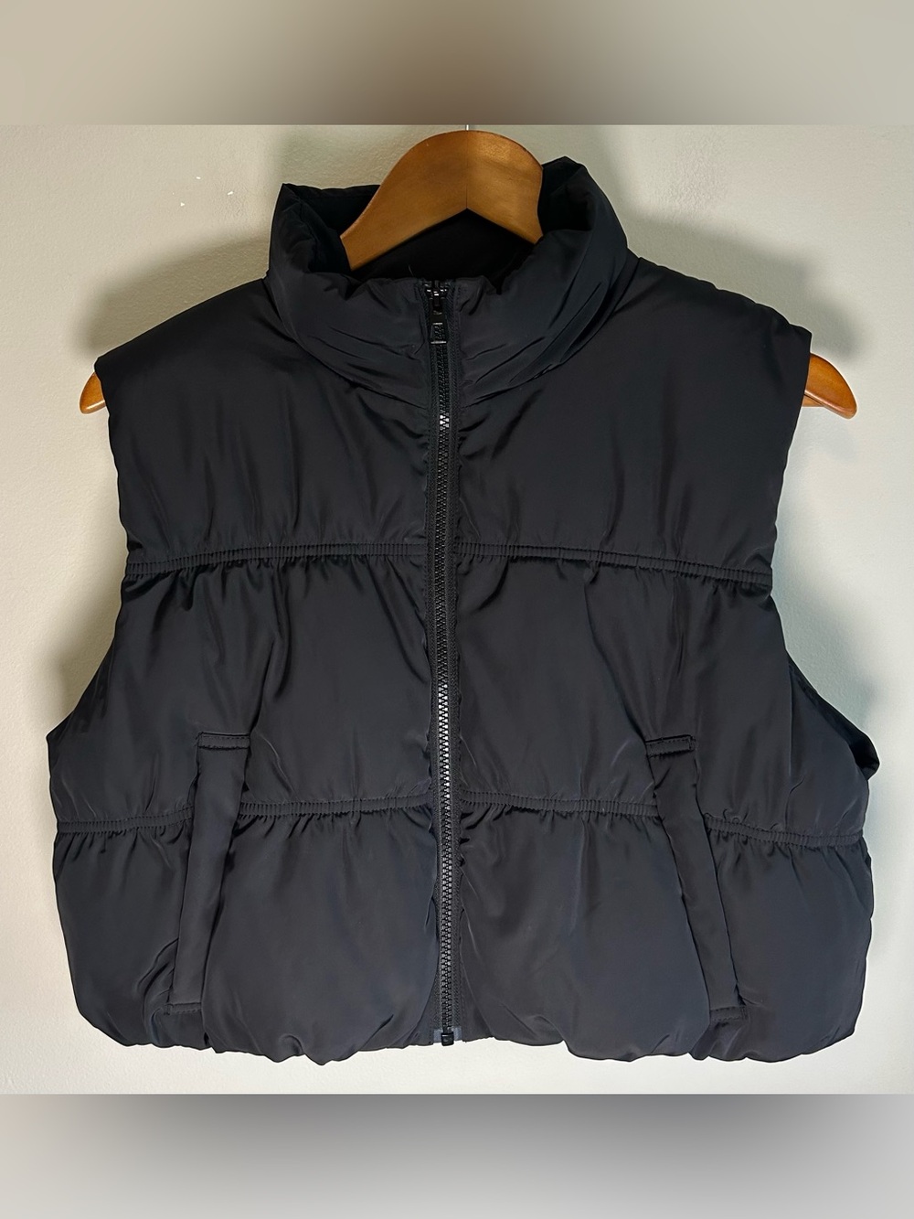 Divided by H&M Women’s Black Cropped Puffer Vest Jacket Size M Zip Up